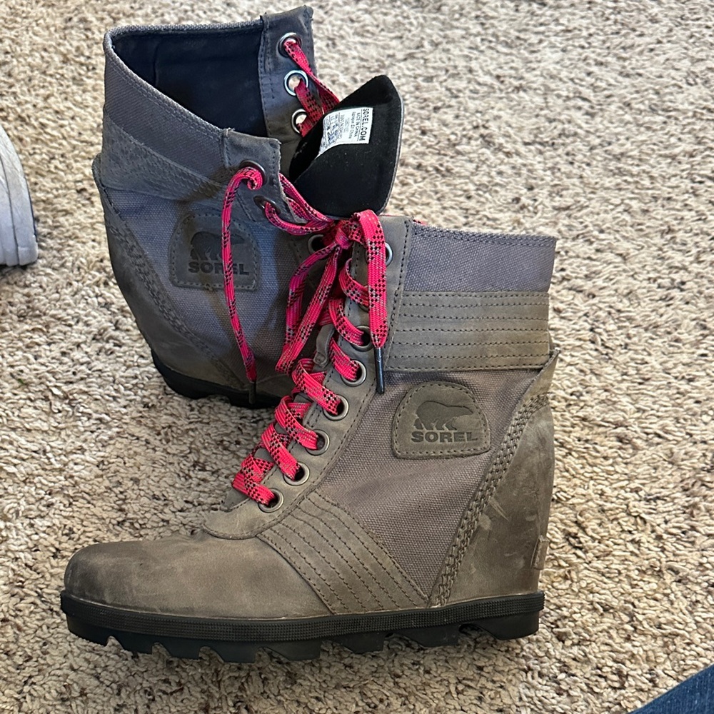 Sorel Women's Taupe and Pink Lace-Up Boots